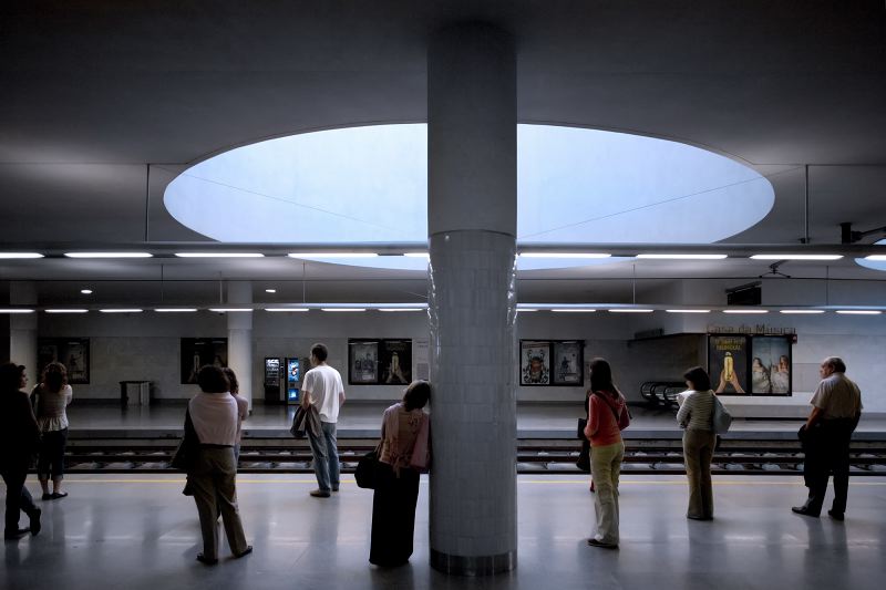 Metro stations designed by Souto Moura - Services