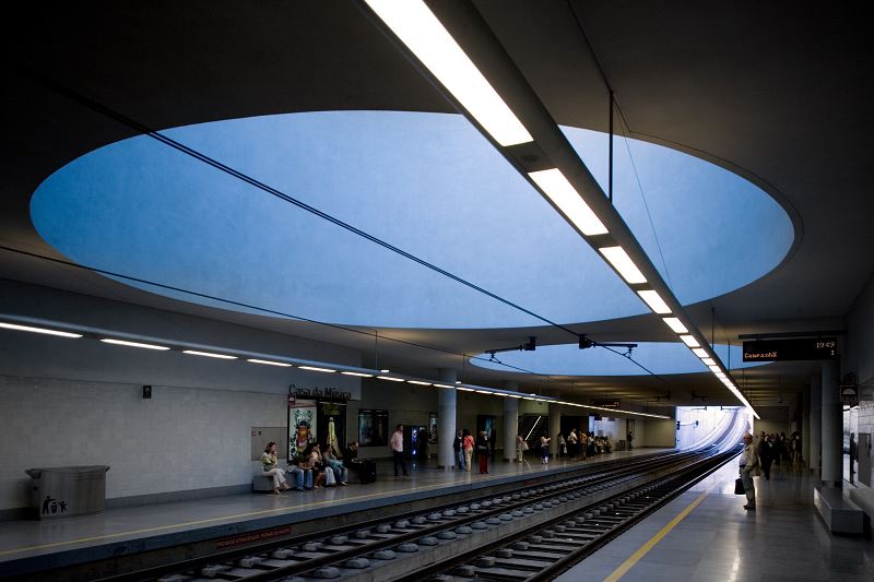 Metro stations designed by Souto Moura - Services