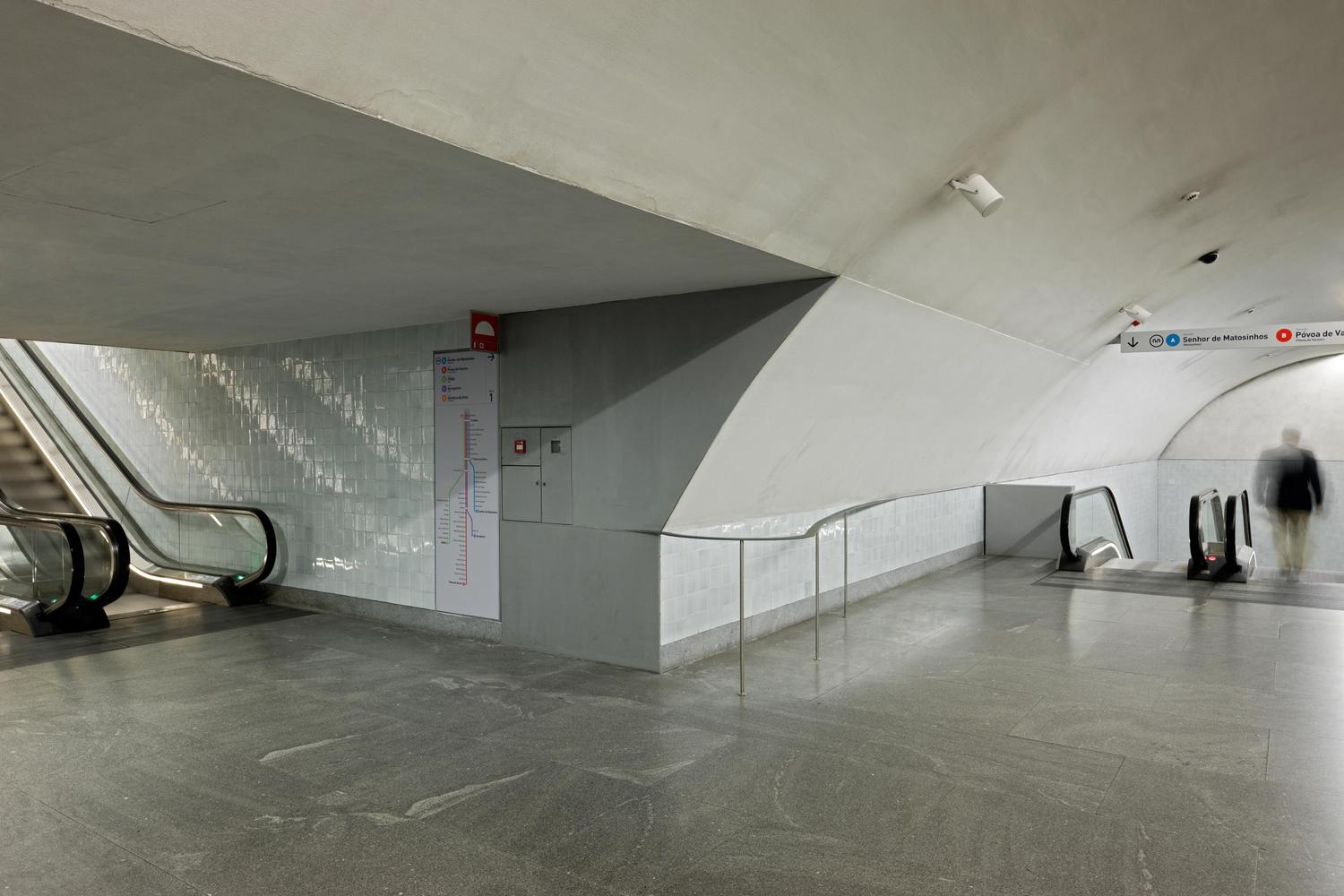 Metro stations designed by Souto Moura - Services